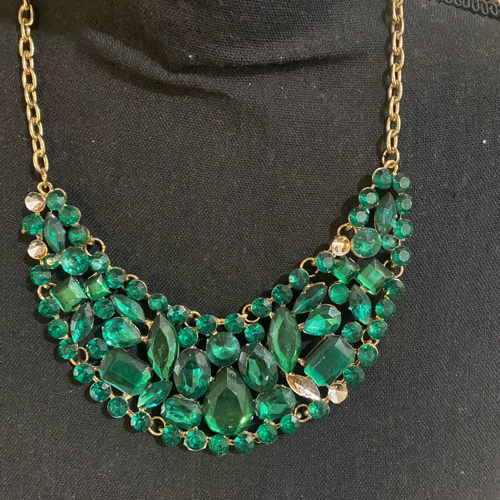Elegant NWT Gold & Green Gemstone & Bib Necklace